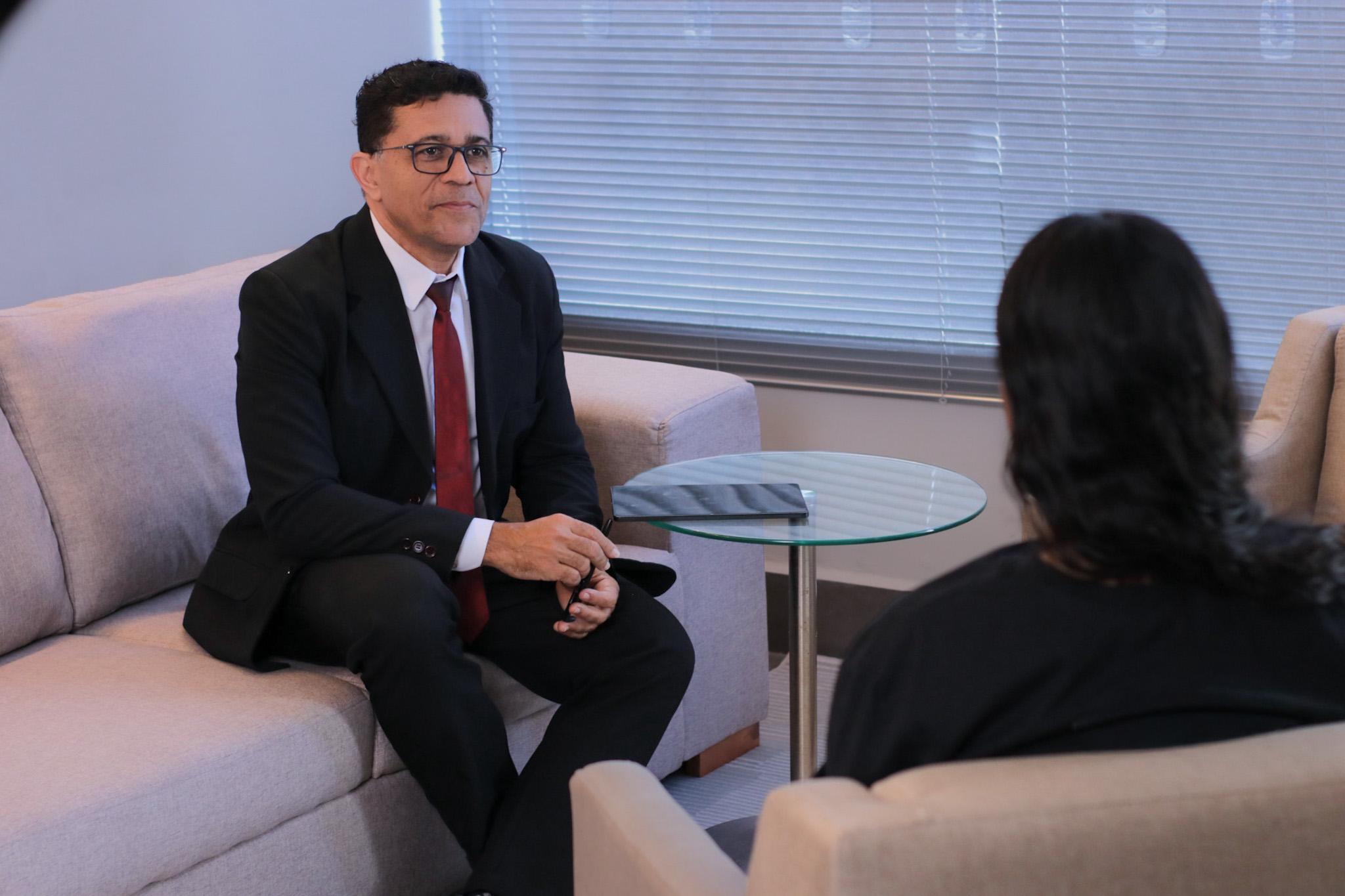 Reunião com cliente na Medeiros Oliveira Advocacia
